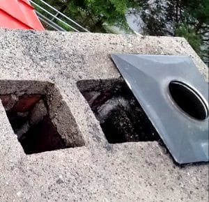 Putkitettu öljyhormi oikeassa reunassa.